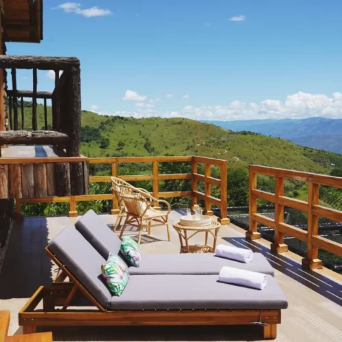 Naturaleza, café y opciones de alojamiento en La Perla Finca Hotel.